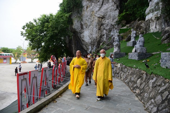 Cúng dường Tam bảo chùa Cổ Am, Nghệ An