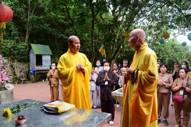 Cúng dường Tam bảo chùa Cổ Am, Nghệ An