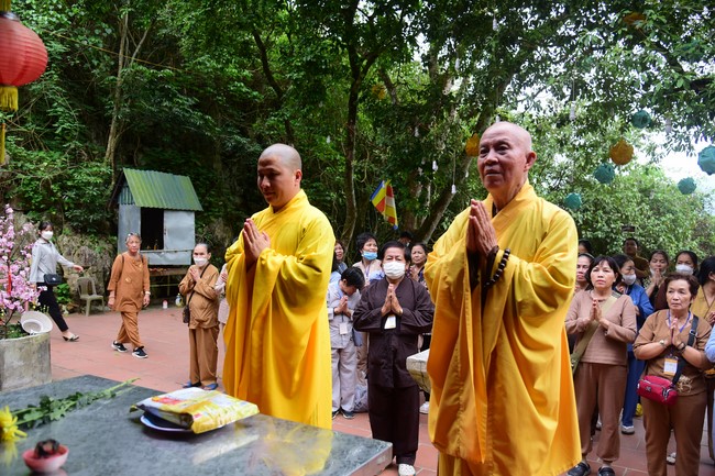 Cúng dường Tam bảo chùa Cổ Am, Nghệ An