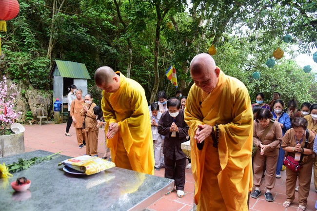 Cúng dường Tam bảo chùa Cổ Am, Nghệ An