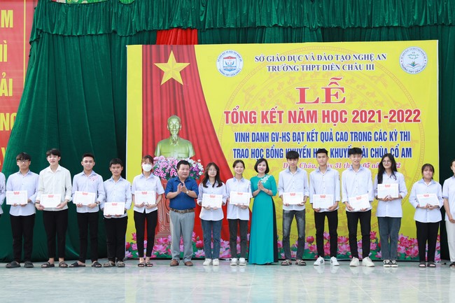 Chùa Cổ Am: Trao Học Bổng Nâng Bước Nhân Tài - Trường THPT Diễn Châu 3