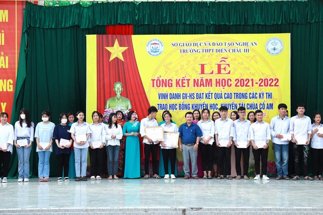 Chùa Cổ Am: Trao Học Bổng Nâng Bước Nhân Tài - Trường THPT Diễn Châu 3