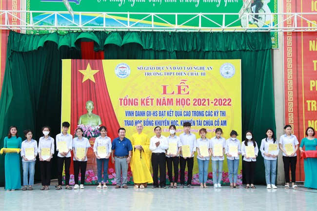 Chùa Cổ Am: Trao Học Bổng Nâng Bước Nhân Tài - Trường THPT Diễn Châu 3